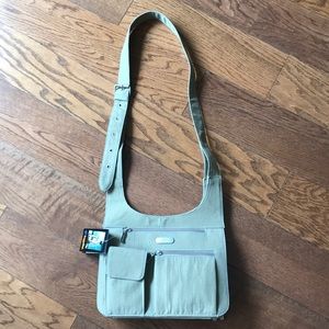 Baggallini travel purse NWT
